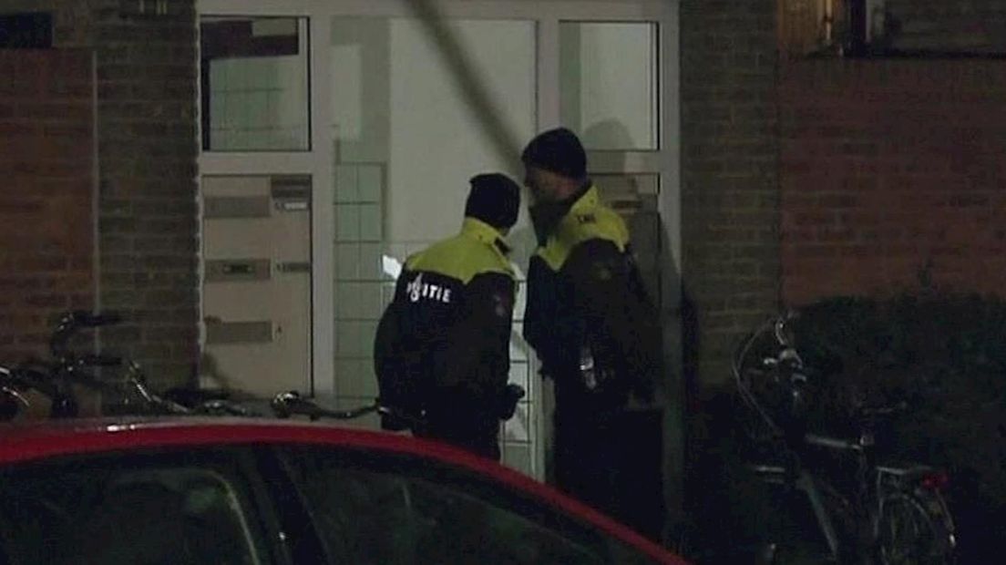Politie doet onderzoek bij flat Poolsterstraat in Hengelo