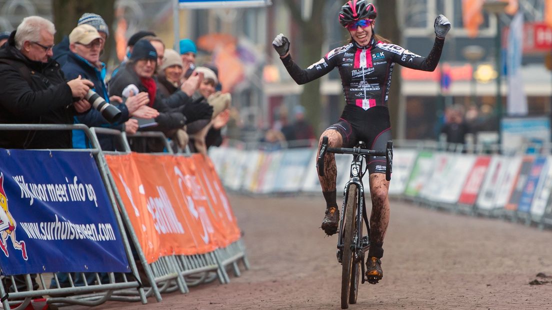 Shirin van Anrooij uit Kapelle is Nederlands kampioen veldrijden geworden