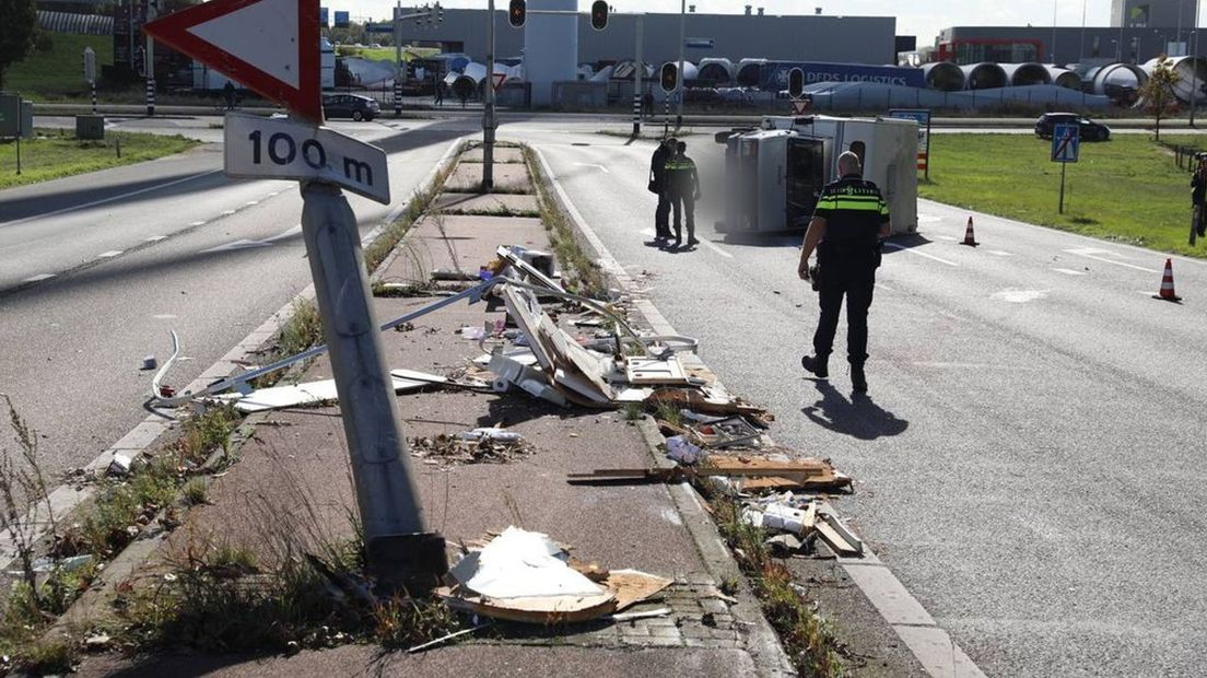 Het wegdek ligt bezaaid met brokstukken.