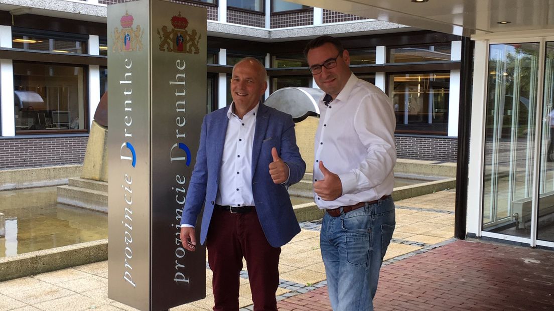 Richard de Mos (rechts) en gedeputeerde Henk Brink van Drenthe