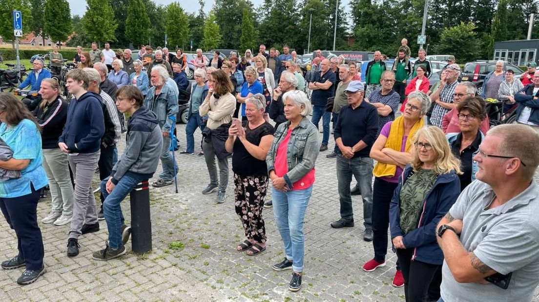 Gebruikers van MFC de Hardenberg protsteren tegen de dreigende verkoop van het gebouw