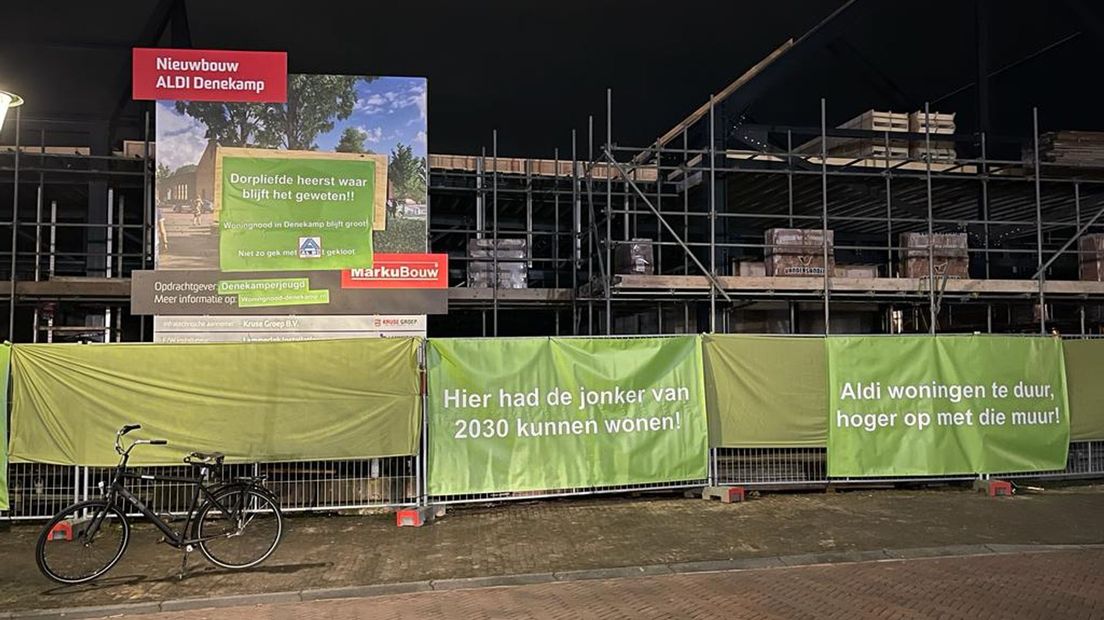 Ludieke spandoeken actie vraagt aandacht voor woningnood jongeren Denekamp