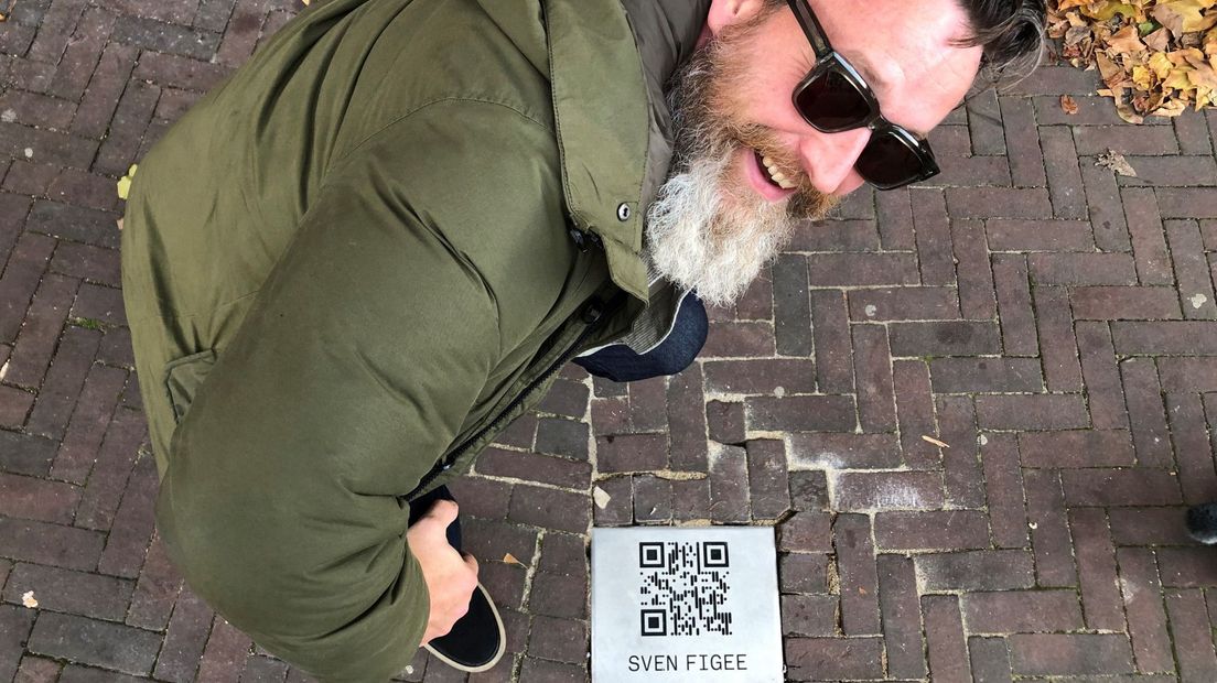 Sven Figee is blij met zijn 'eigen' stoeptegel in Delft