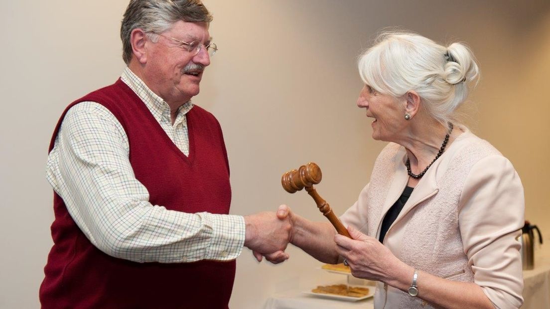 Hein Pannekoek krijgt de voorzittershamer van Marga Kool