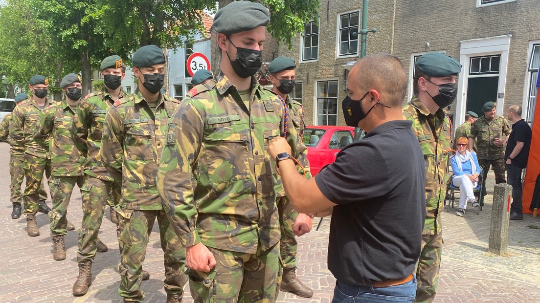 Fuseliers ontvangen een invasiekoord van een oud-strijder