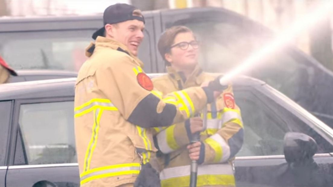 Noah (r) en Enzo als brandweermannen in Denekamp