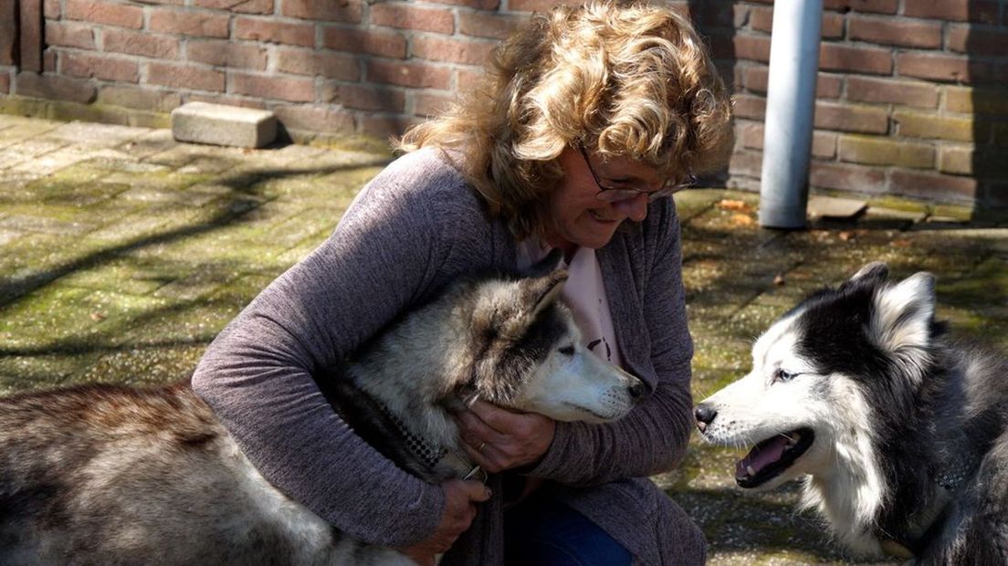 Jolanda met de twee Husky's Snowy en Jessy.