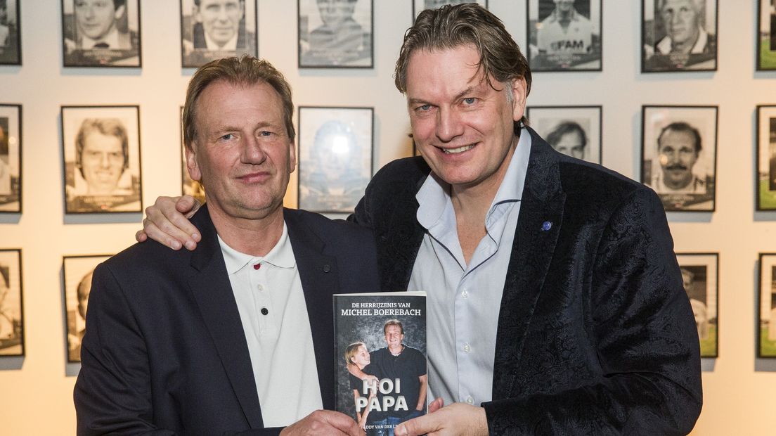 Michel Boerebach (l) en Eddy van der Ley (r) met het boek Hoi Papa