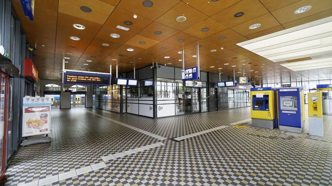 Een lege stationshal op Nijmegen Centraal.