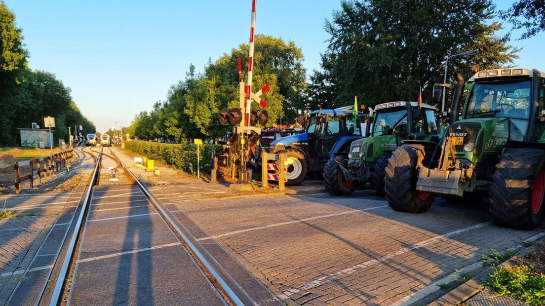 Boze boeren blokkeerden dinsdagavond het spoor in Lievelde.