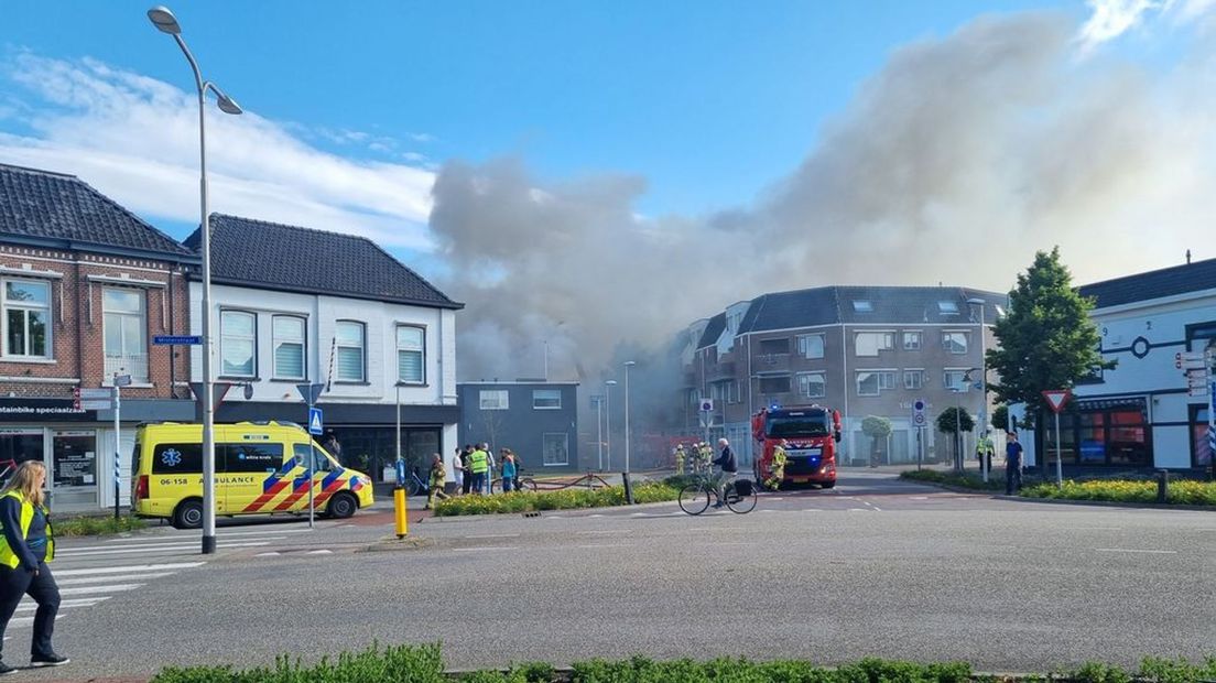 De brand in Winterswijk is opgeschaald naar 'zeer grote brand'.