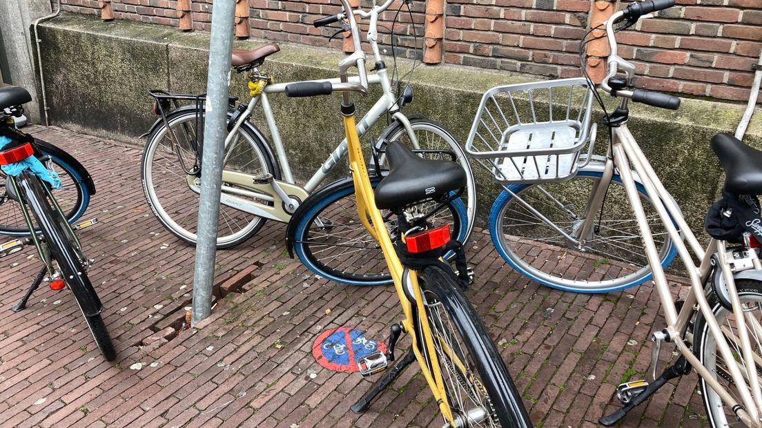 Veel fietsers hebben maling aan de 'verboden te parkeren'-tekens.
