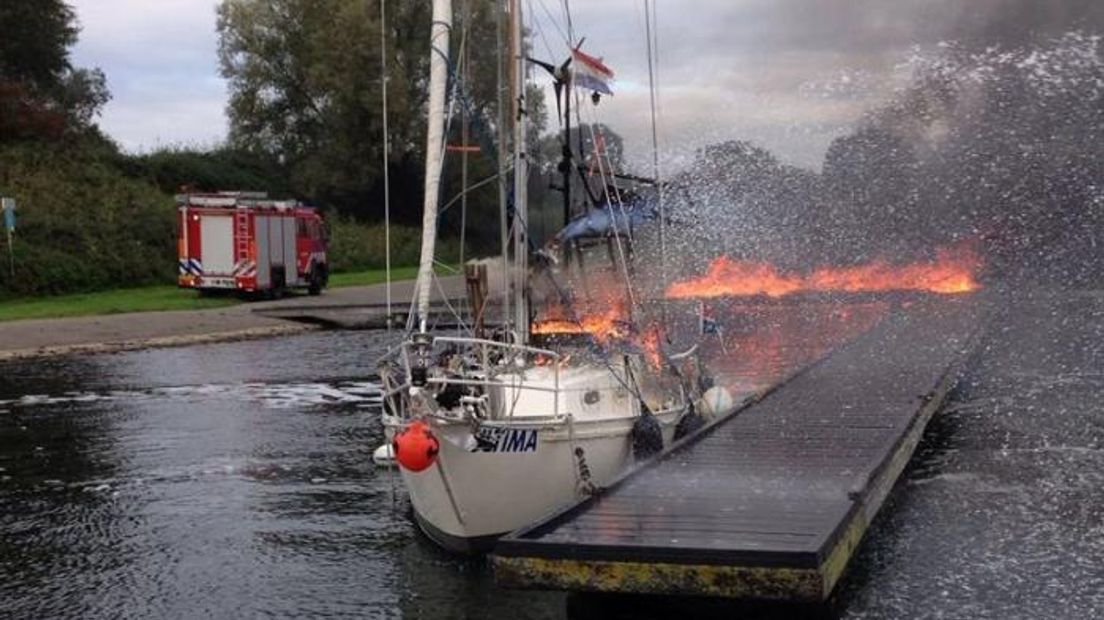 Woensdagmorgen 11 oktober werden de Veerse redders opgeroepen voor een melding; 'vaartuig brand/explosie aan boord'.