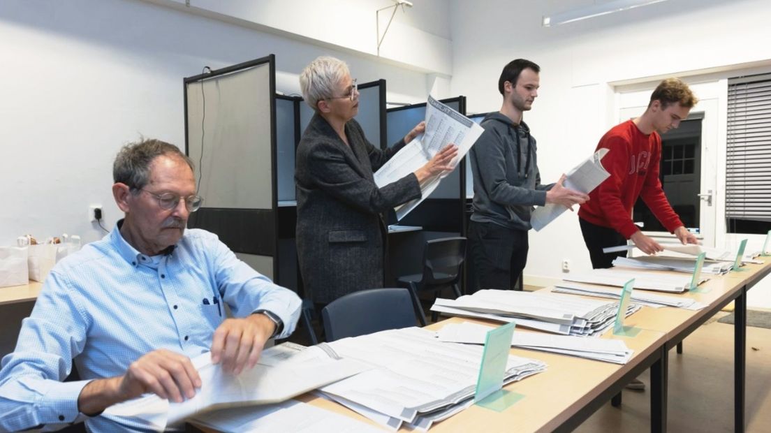 In dit stembureau worden de stemmen geteld