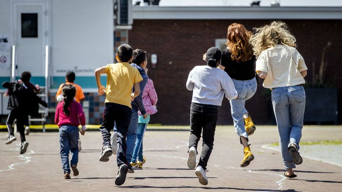 Spelende kinderen in het opvangcentrum voor asielzoekers in Ter Apel.