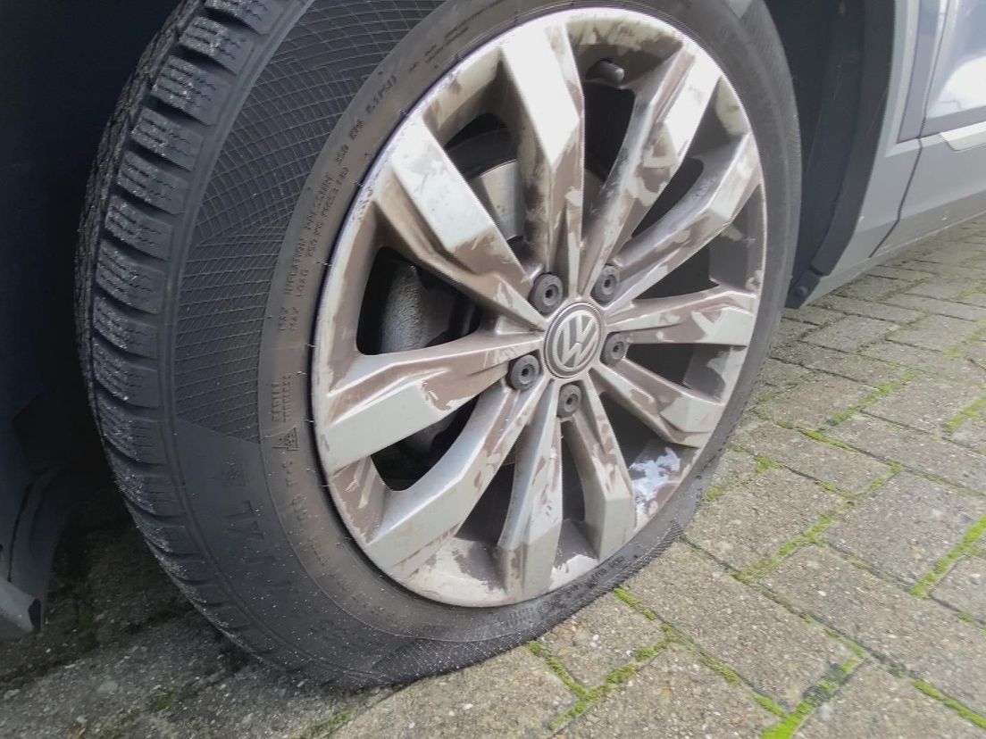 Eén van de vele lekgestoken banden in Capelle aan den IJssel