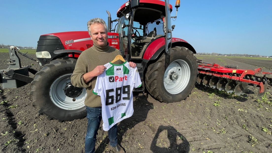 Fractielid Kor Hoving toont zijn FC-shirt met als rugnummer het aantal stemmen dat hij kreeg