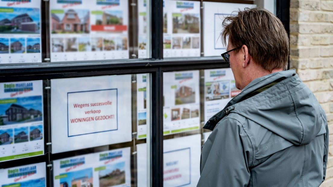 Een man kijkt naar het lokale woningaanbod