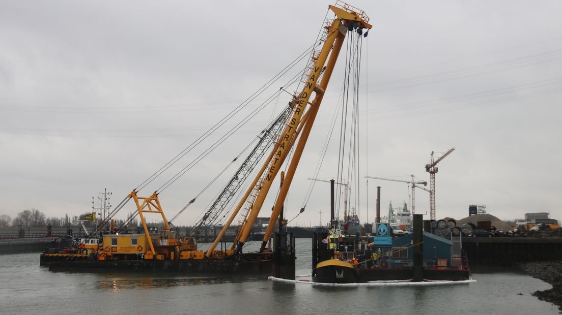 Gezonken bunkerboot boven water