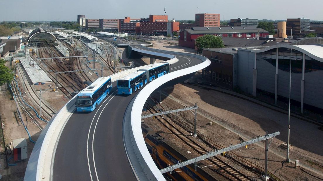 Herstel betonscheuren busbrug begonnen