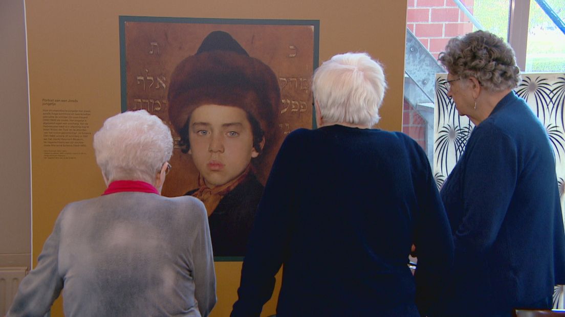De drie dames vinden dit protret van een joodse jongen de mooiste van de drie
