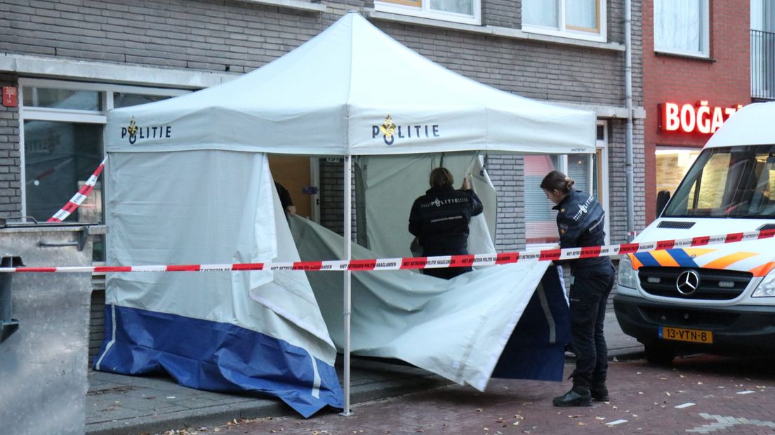 Al dagen politieonderzoek na raadselachtige dode man in woning Van der Vennestraat