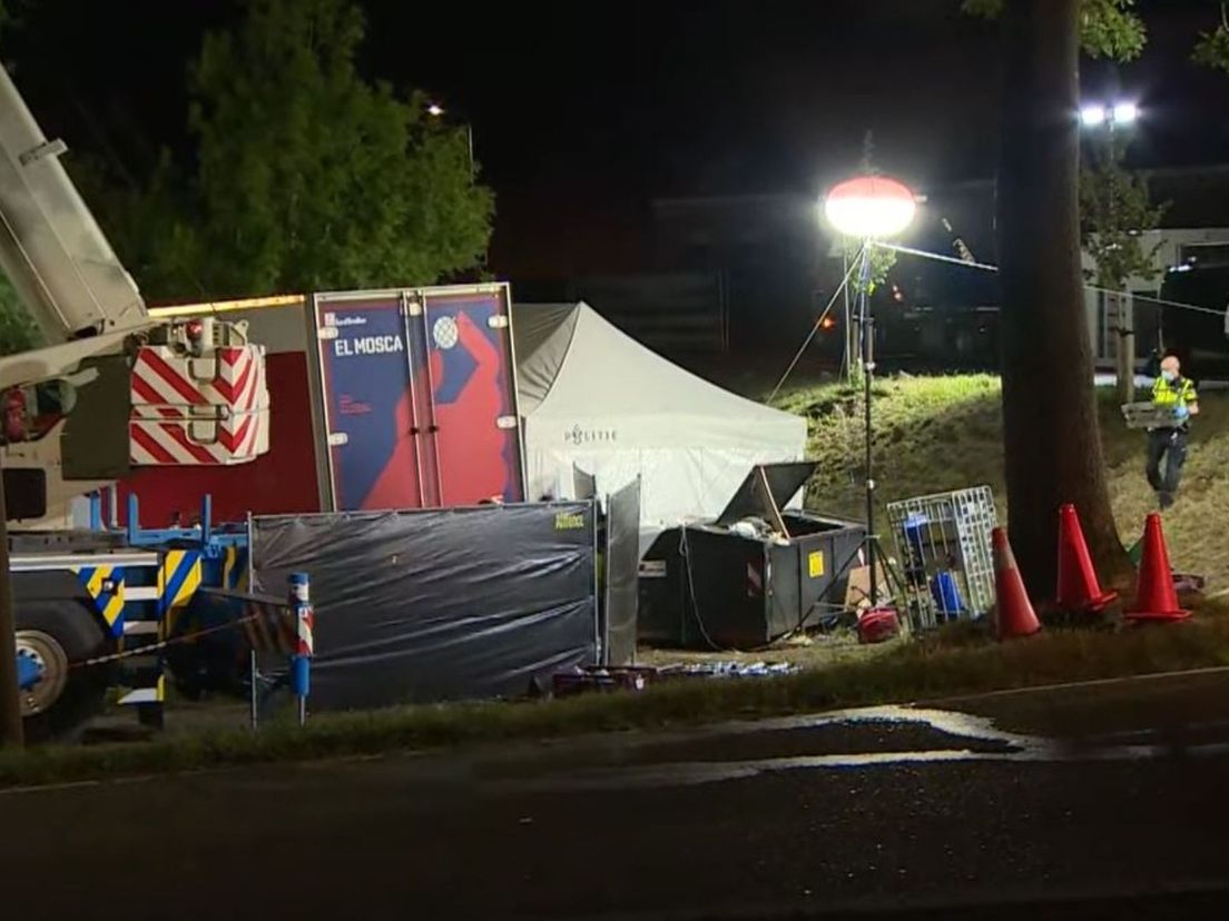 De vrachtwagen wordt omhoog getakeld