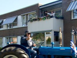 Met de oldtimer trekker langs verzorgingshuizen: 'We doen dat omdat die mensen daar vaak eenzaam zijn'