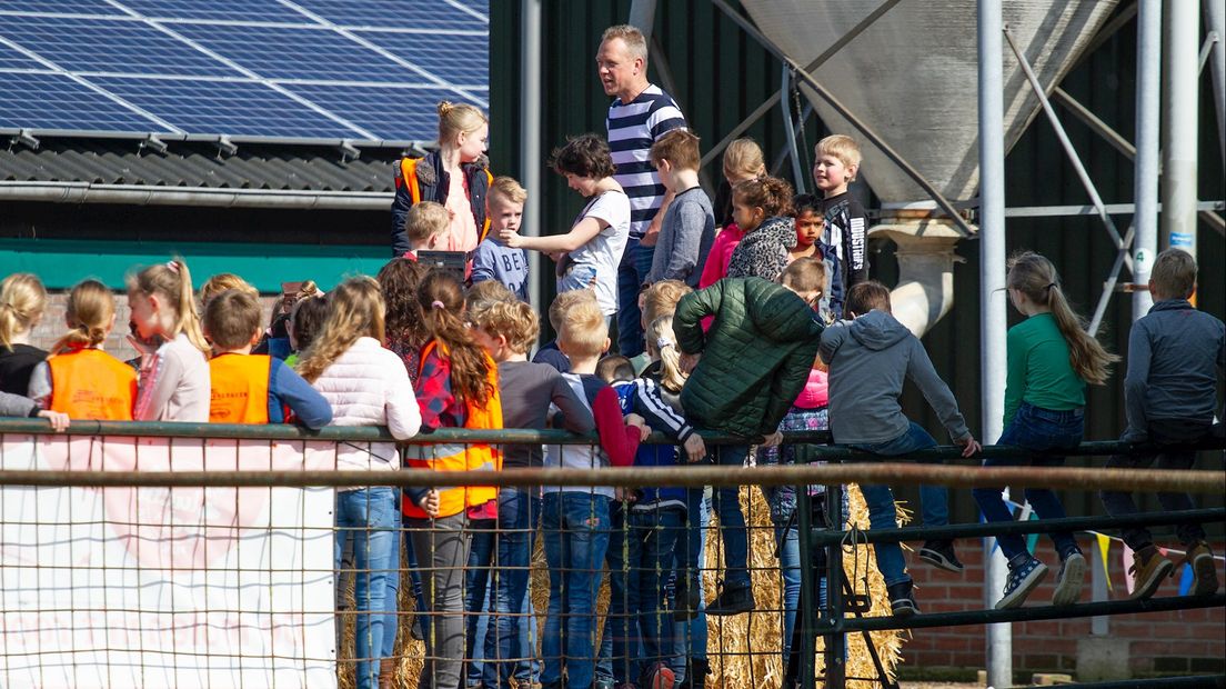 Boer Geert Stevens spreekt de kinderen van basisschool Dijkerhoek toe