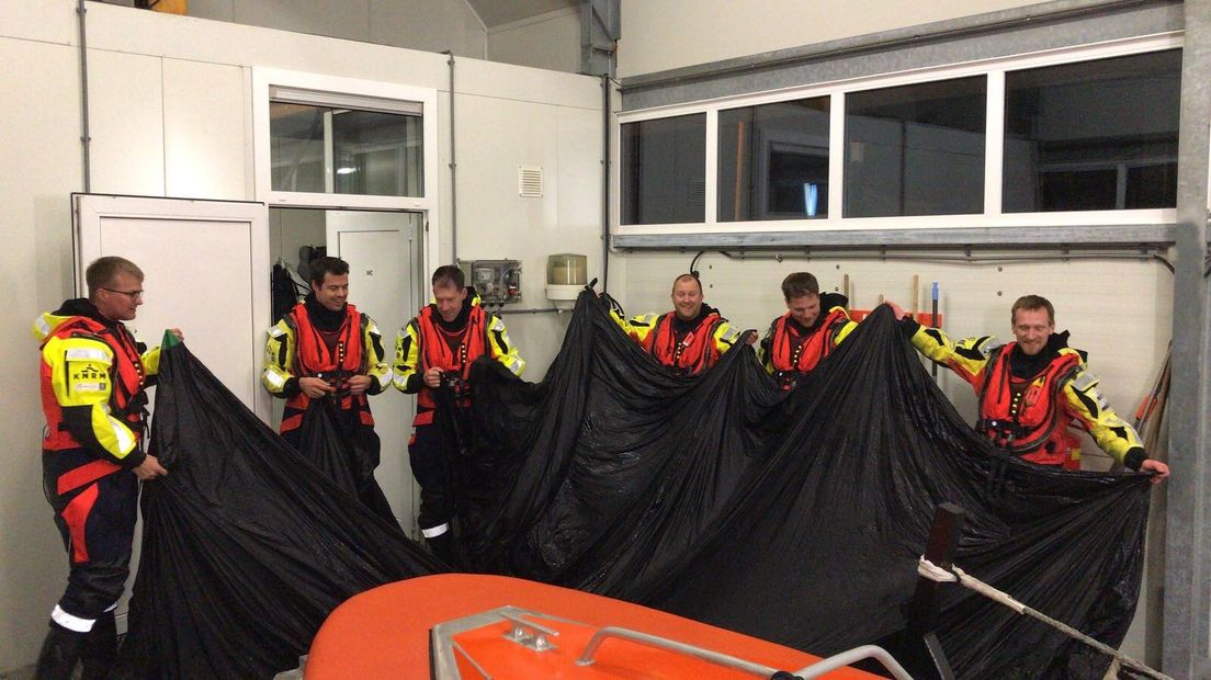 De bemanning van de KNRM Neeltje Jans haalde de zwarte ballon gisteravond uit het water.
