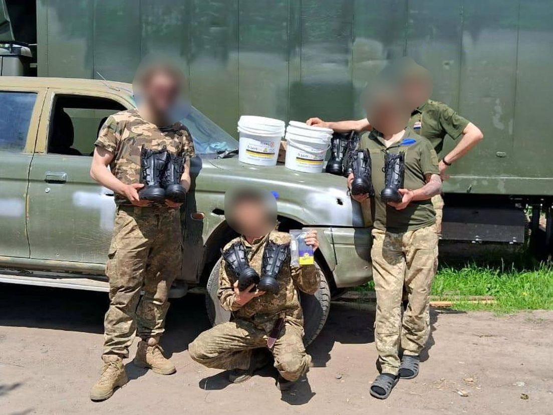 Oekraiense militairen met hulpgoederen van De Leeuw Kyiv