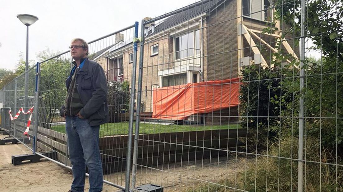 Johnny de Jonge bij zijn huis in Roden