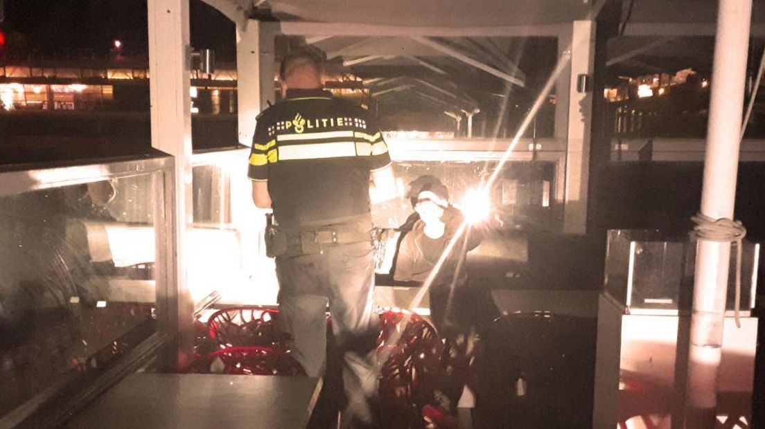 De politie beboet een slaper in een strandtent.