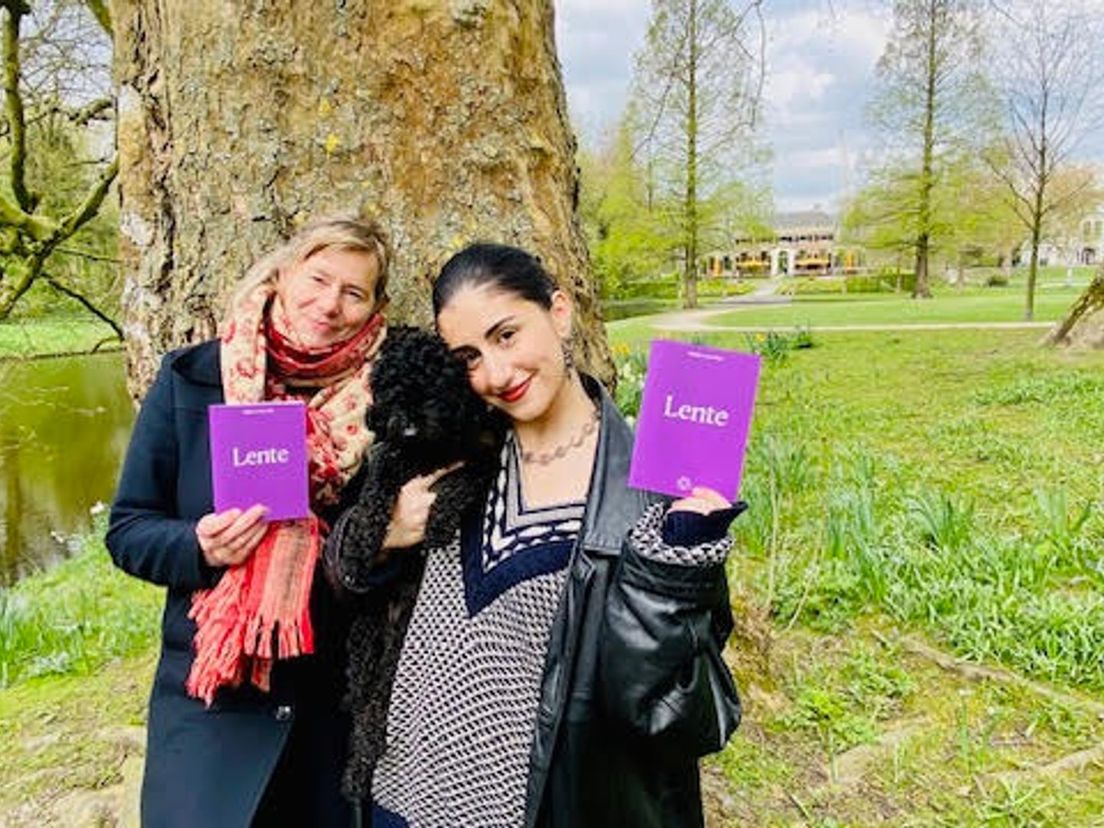Parkdirecteur Nienke van Wijk en singer-songwriter Naaz met hondje Kiki en lentebundel in het Park