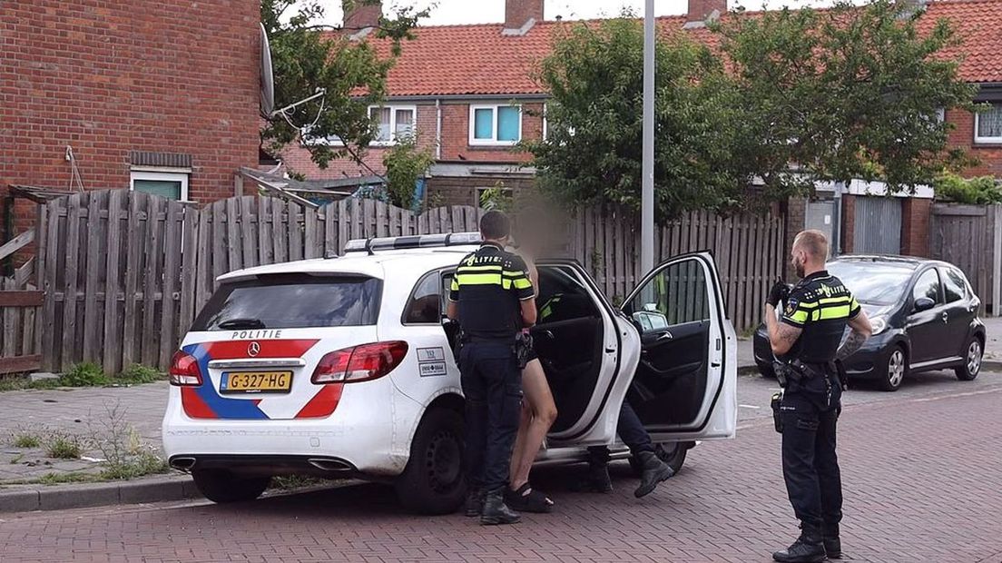 De aangehouden verdachte moet mee naar het politiebureau