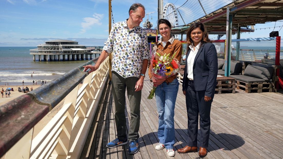 Vincent Bijlo, Lizette de Koning (maker van het gedicht ‘Vraag een kind’) en wethouder Kavita Parbhudayal bij de speciale reling van Braille op de Pier
