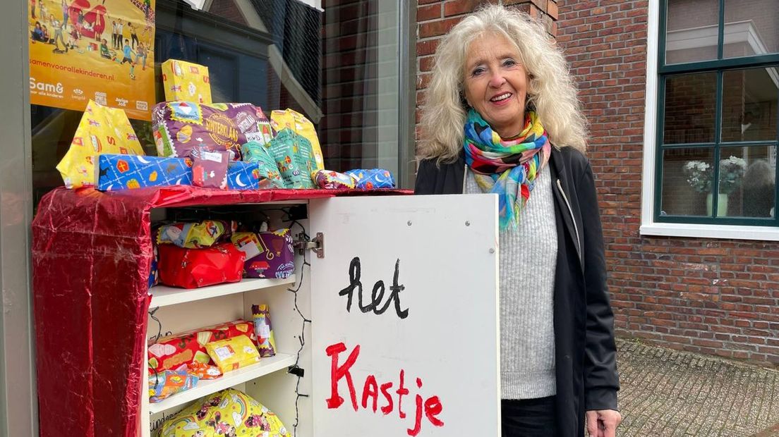 Margot Ham bij een kastje van Sinterklaas