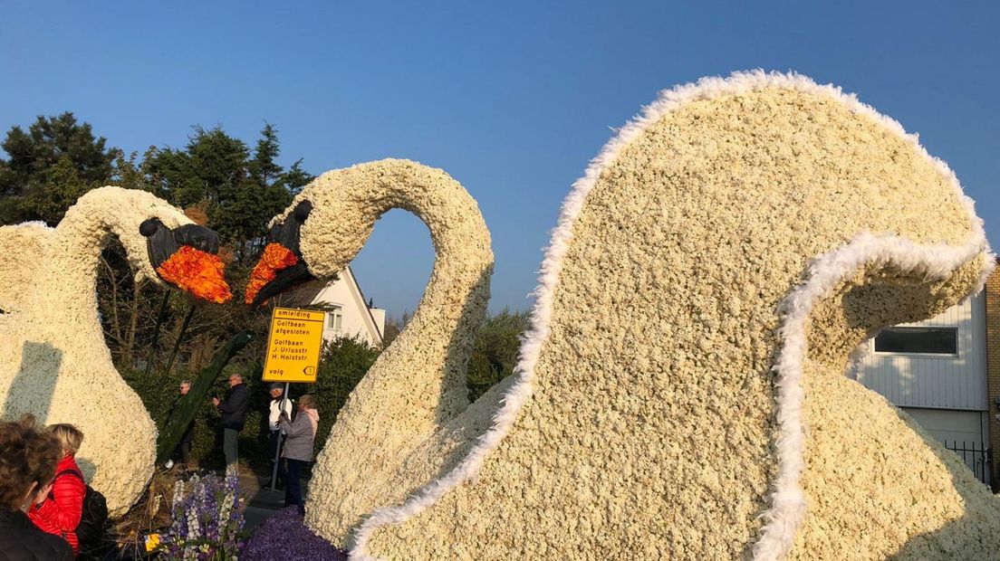 Een praalwagen met zwanen tijdens de optocht