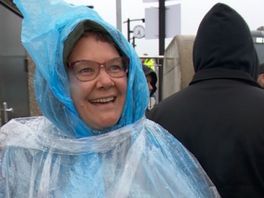 VIDEO: In de rij voor The Passion, maar wel met regenpak aan