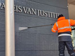 Beklad Paleis van Justitie schoongemaakt na vandalisme met rode vloeistof