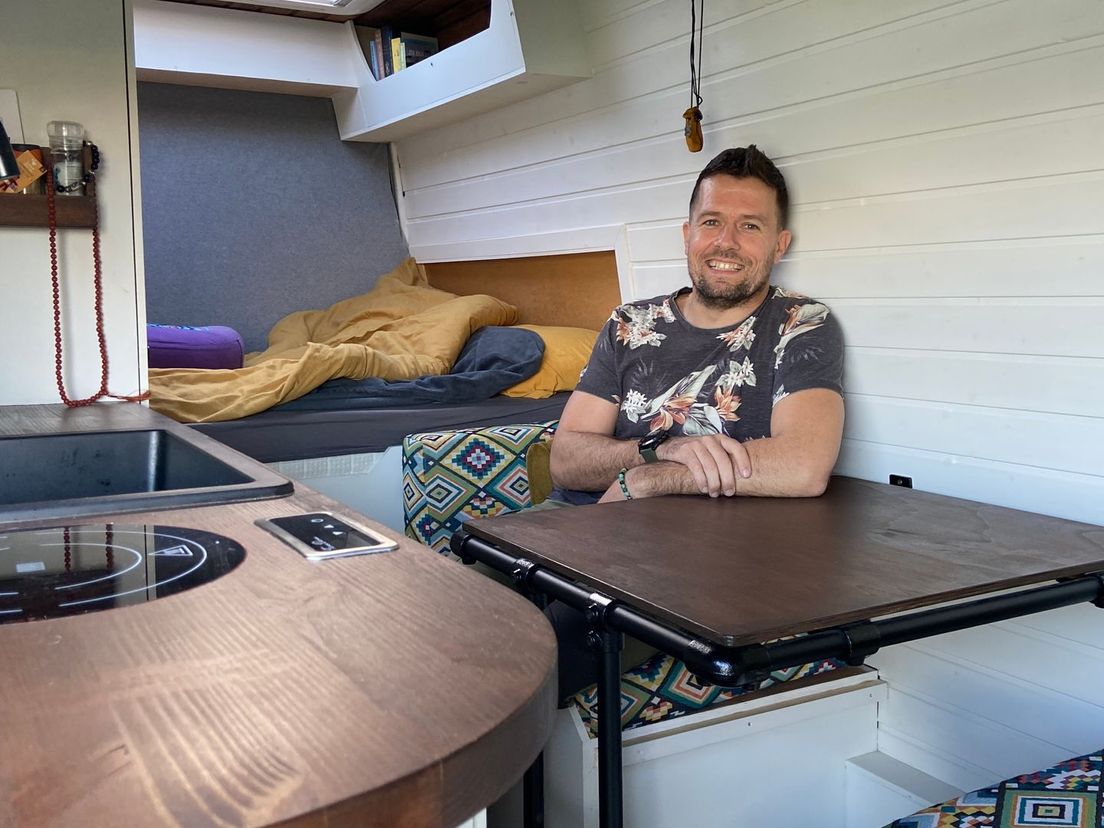 Nick heeft het interieur van de camper helemaal zelf gebouwd.