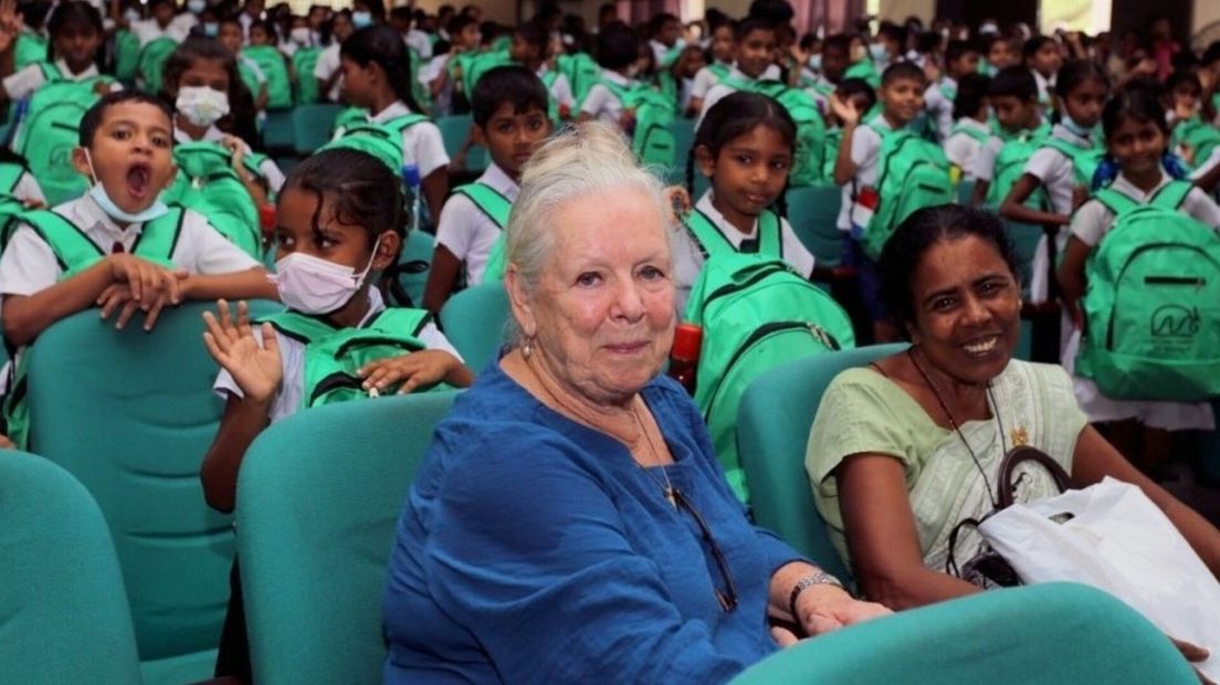 Janny Fioole (80) uit Middelburg tijdens haar huldiging in Sri Lanka voor twintig jaar vrijwilligerswerk