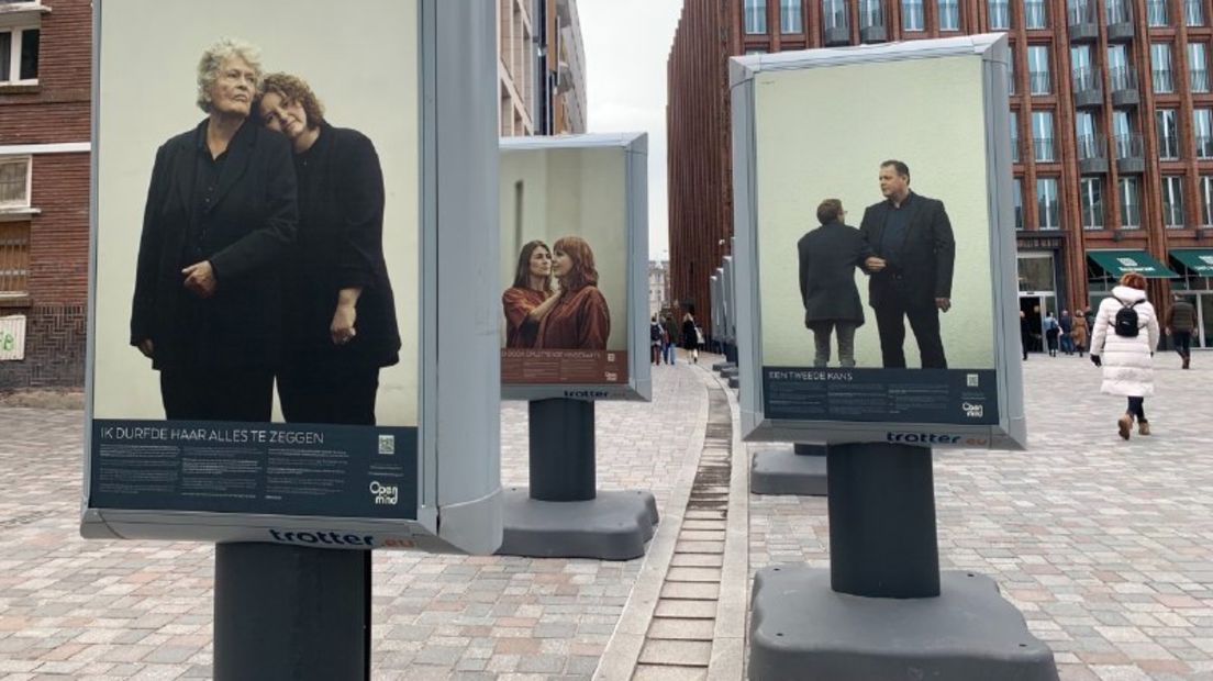 Drie van de bijna dertig portretten van de tentoonstelling op de Nieuwe Markt
