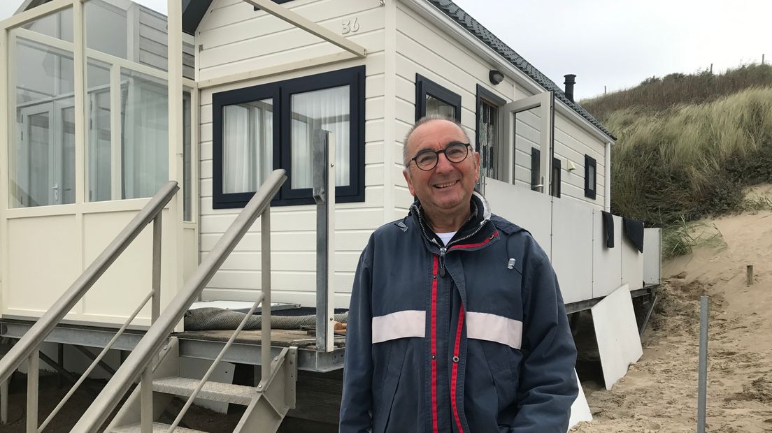 Frans Kasander voor zijn slaapstrandhuisje