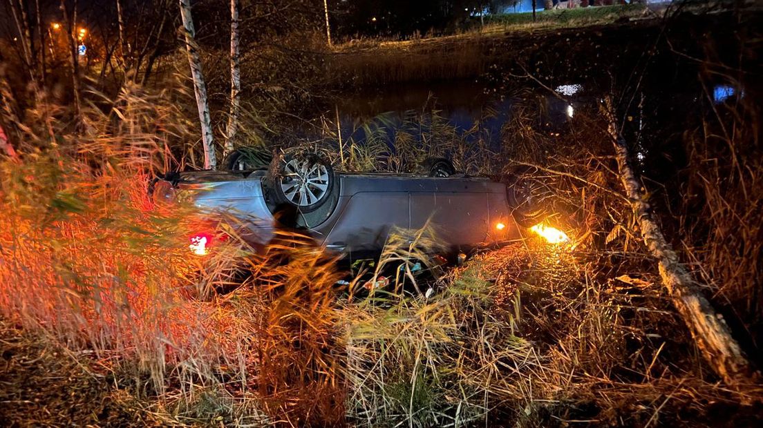 De over de kop geslagen auto
