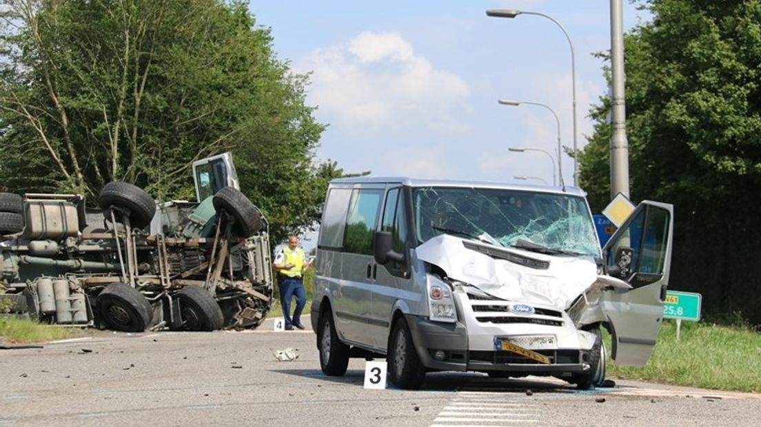 De bestuurder van het busje raakte ernstig gewond