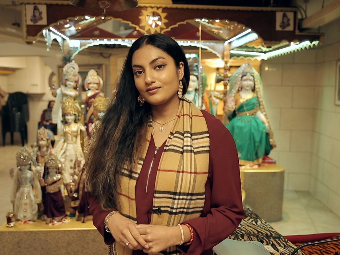 Shama Bahadoersing in de mandir (tempel)