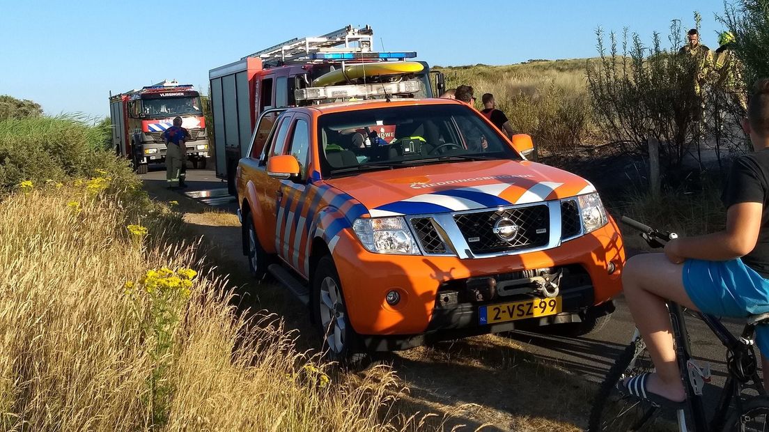 Het brandje werd opgemerkt door oplettende strandwachten.