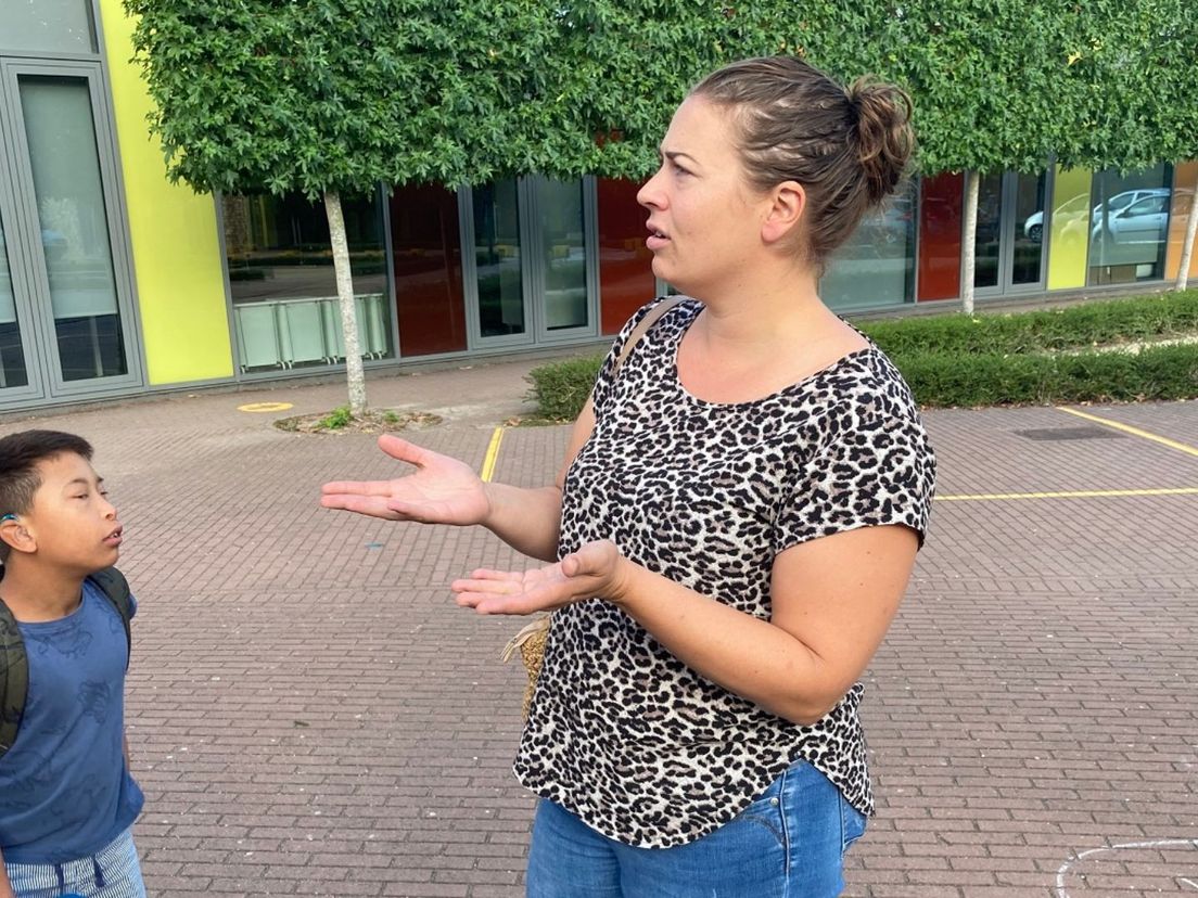 Moeder Myriam brengt Yaïn op school