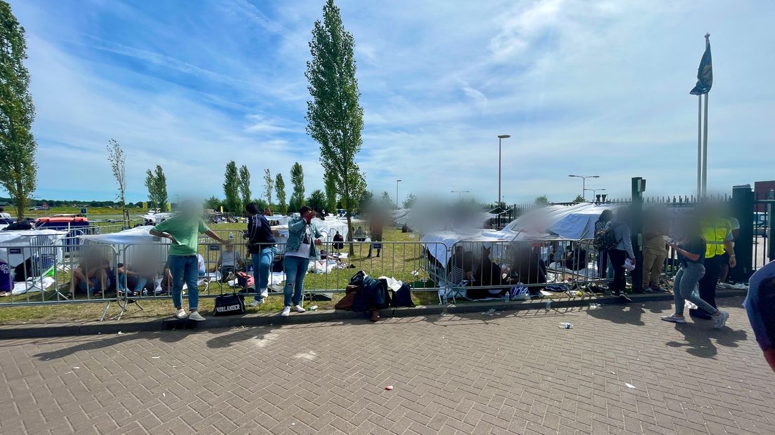 Asielzoekers die dinsdagmiddag voor de poorten wachten